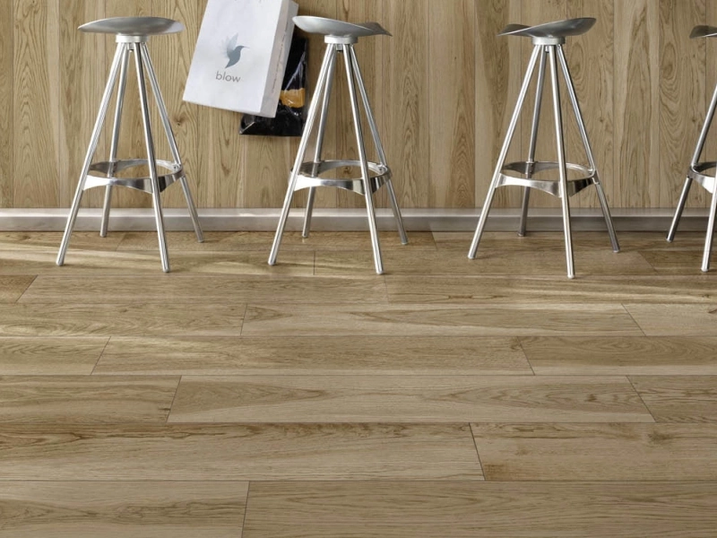 Gres porcelanowy Marazzi Treverkmore drewno w luksusowym salonie