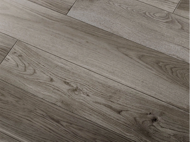 Płytki gresowe Marazzi Treverkmore efekt drewno w nowoczesnym salonie z drewnianymi akcentami