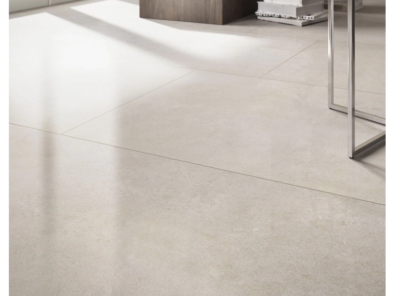Marazzi Mystone Kashmir – gres imitujący kamień naturalny w jasnym, przestronnym salonie