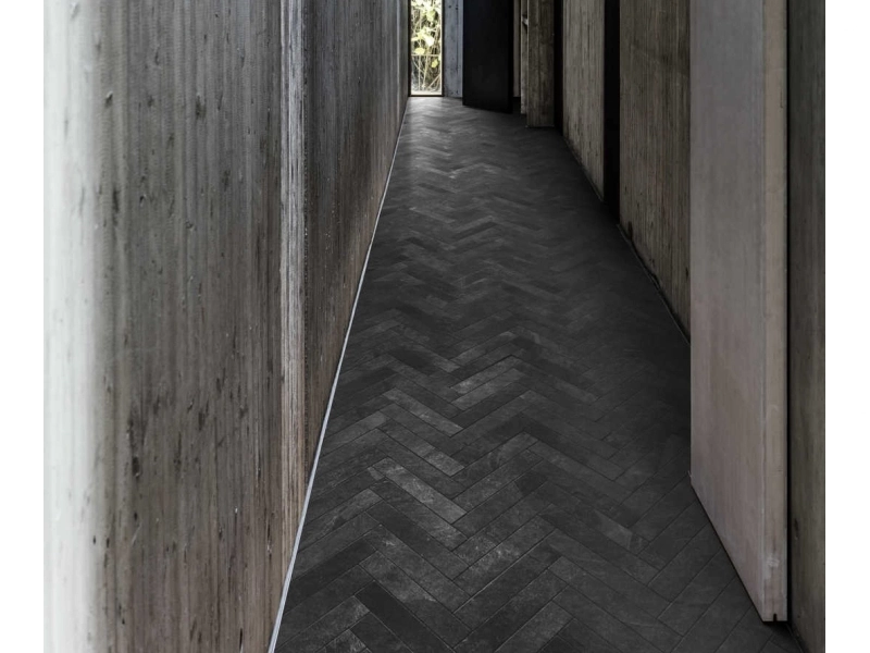 Płytki Marazzi Mystone Ardesia imitujące kamień naturalny w nowoczesnej aranżacji z dużą ilością światła
