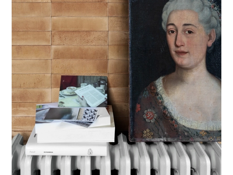 Marazzi Lume gres o efekcie cegły w eleganckim salonie w odcieniach beżu
