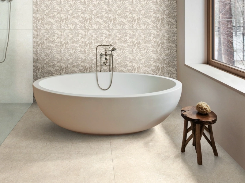 Płytki gresowe Marazzi Limestone Wall efekt beton w nowoczesnym salonie z drewnianymi akcentami