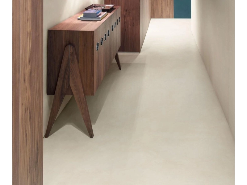Gres Marazzi Grande Resin Look efekt żywica w przestronnym salonie z oknami tarasowymi