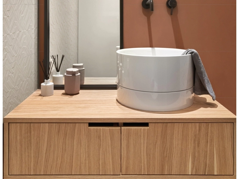 Gres porcelanowy Marazzi Racconti kamień naturalny w minimalistycznym wnętrzu