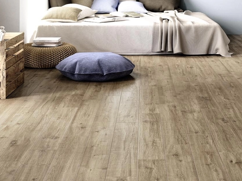 Marazzi Treverkway gres o efekcie drewna w nowoczesnym apartamencie