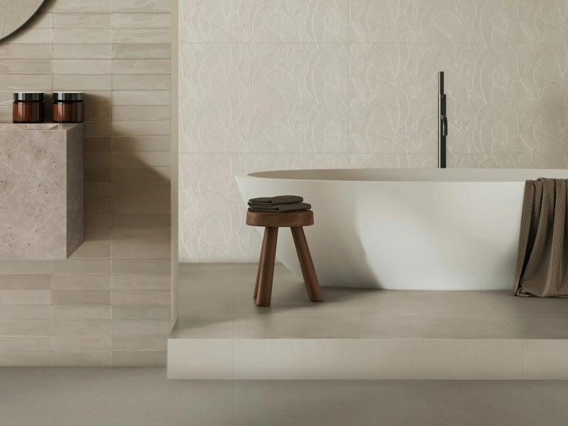 Płytki Marazzi White Deco imitujące kolor w eleganckim holu i salonie