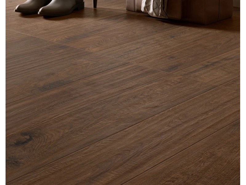 Wielkoformatowy gres Marazzi Vero efekt drewno w salonie z naturalnymi materiałami