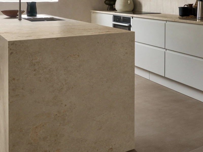 Marazzi Grande Stone Look – gres imitujący kamień naturalny w jasnym salonie w stylu skandynawskim