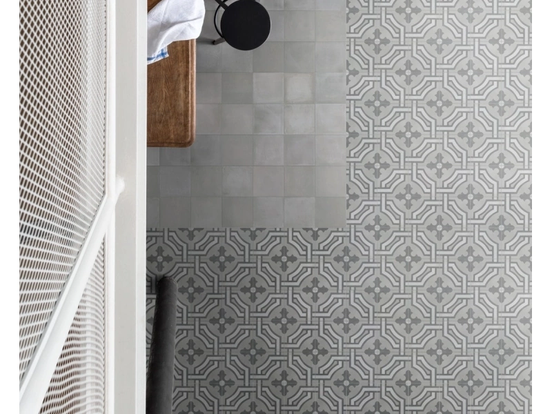 Gres Marazzi D_segni Blend efekt kolor w przestronnym salonie z oknami tarasowymi