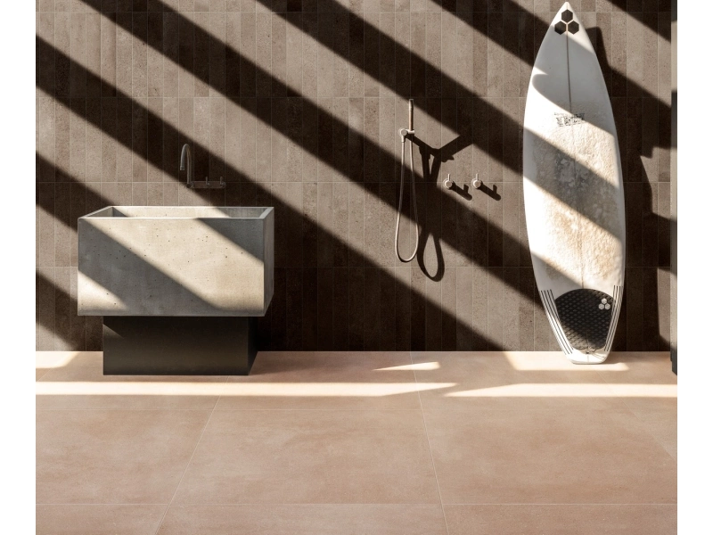 Płytki Marazzi Artcraft imitujące terakotę w eleganckim holu i salonie
