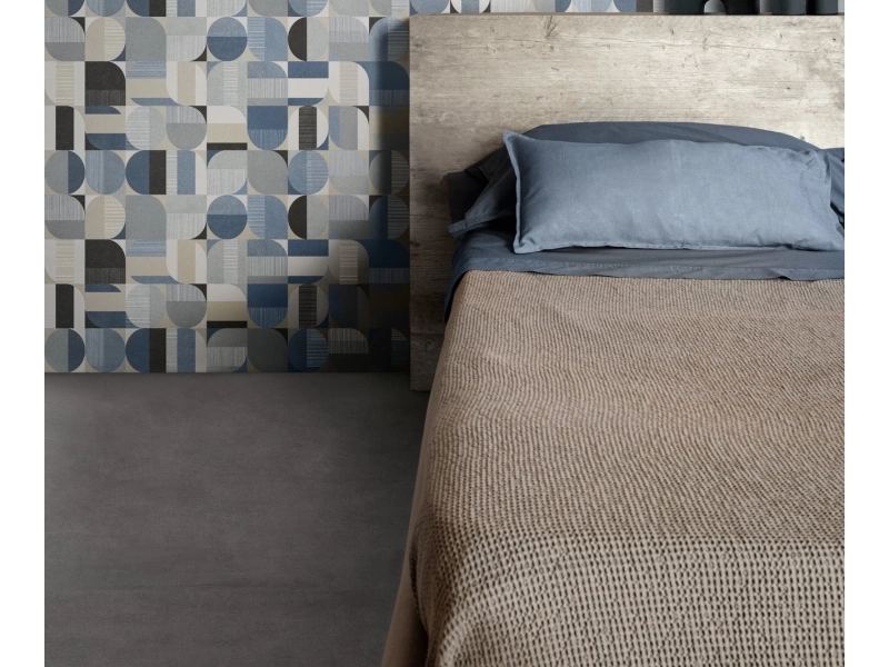Gres Marazzi Cementum Wall efekt beton w przestronnym salonie z oknami tarasowymi