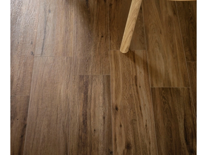 Płytki Marazzi Treverktrend efekt drewno w nowoczesnej aranżacji salonu