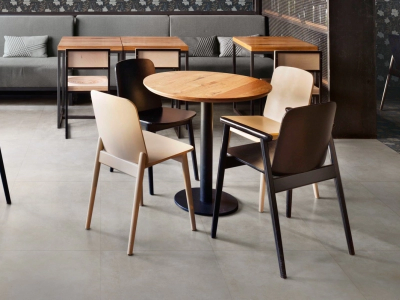 Marazzi Poster – gres imitujący kolor w jasnym, przestronnym salonie