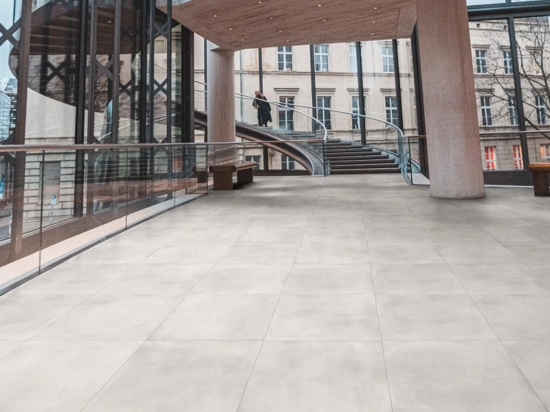 Marazzi Market New – gres imitujący beton w jasnym, przestronnym salonie