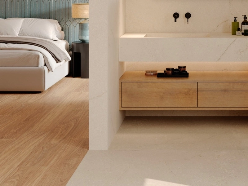 Płytki Marazzi Grande Stone Look efekt kamień naturalny w salonie z otwartą kuchnią