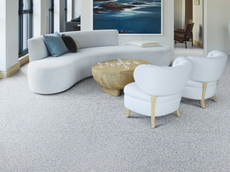 Gres Marazzi Frammento efekt terrazzo w nowoczesnym salonie