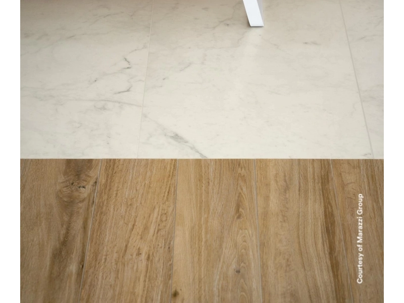 Gres Marazzi Treverktrend efekt drewno w przestronnym salonie z oknami tarasowymi