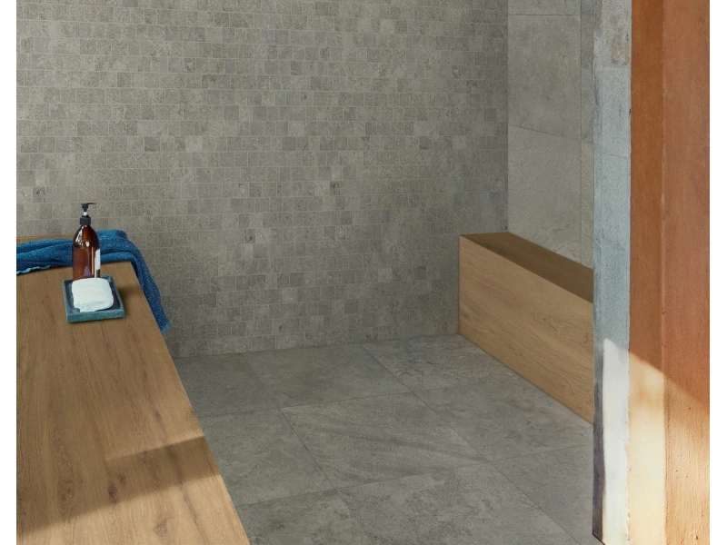 Płytki Marazzi Uniche imitujące kamień naturalny w eleganckim holu i salonie