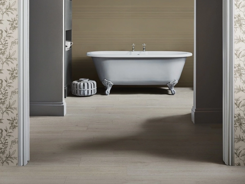 Marazzi Momenti – gres imitujący kolor w jasnym, przestronnym salonie