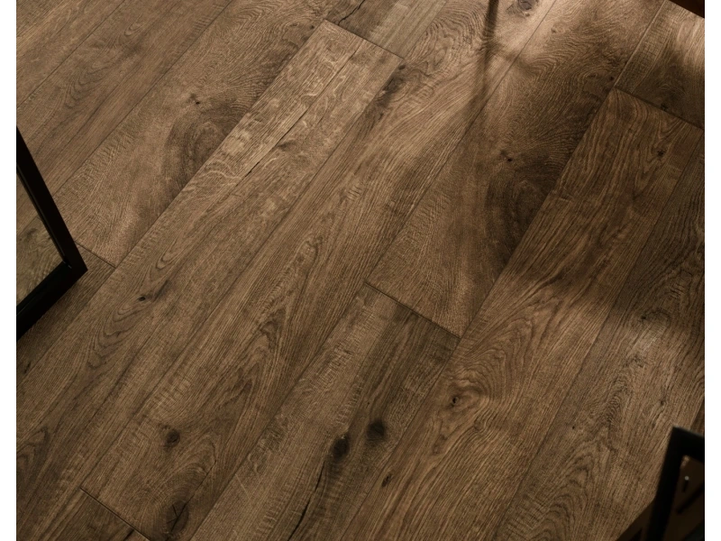 Gres Marazzi Vero efekt drewno w przestronnym salonie z oknami tarasowymi