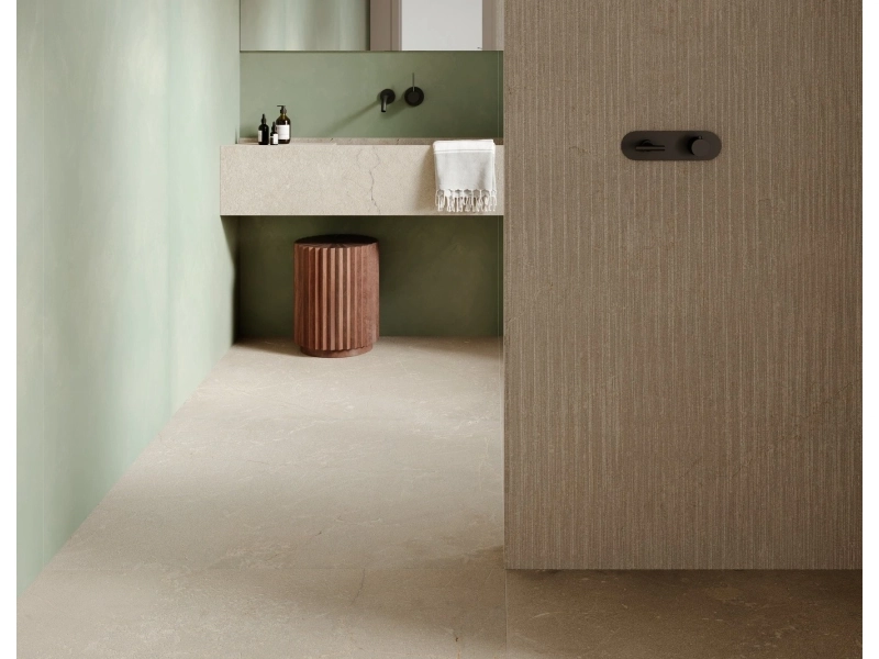 Płytki gresowe Marazzi Grande Stone Look efekt kamień naturalny w salonie utrzymanym w jasnych tonach