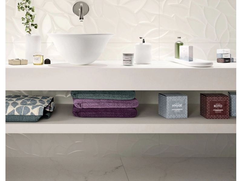 Płytki gresowe Marazzi Essenziale efekt kolor w eleganckim salonie z dużymi przeszkleniami