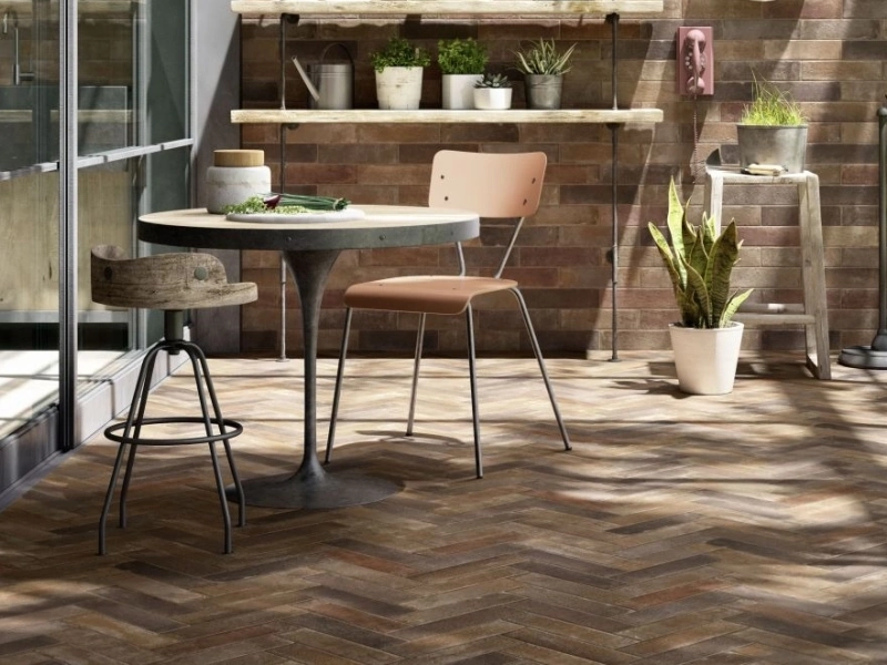 Gres porcelanowy Marazzi Terramix cegła w luksusowym salonie