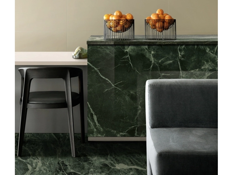 Płytki gresowe Marazzi Racconti efekt kamień naturalny w eleganckim salonie z dużymi przeszkleniami