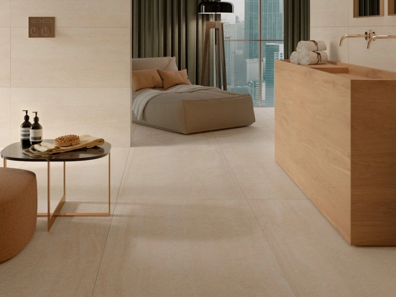 Marazzi Mystone Travertino gres o efekcie kamienia naturalnego w nowoczesnym apartamencie
