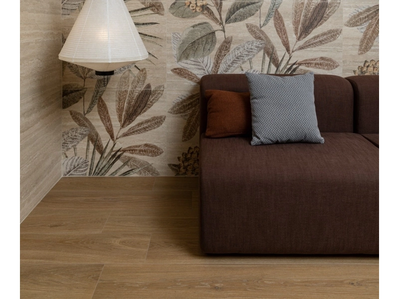 Gres Marazzi Mystone Travertino efekt kamień naturalny w przestronnym salonie z oknami tarasowymi