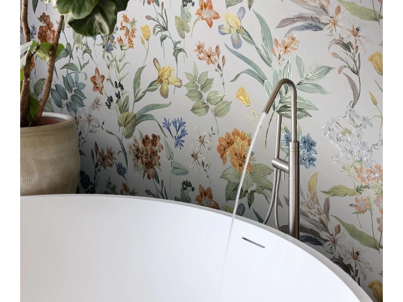 Płytki gresowe Marazzi White Deco efekt kolor w salonie utrzymanym w jasnych tonach