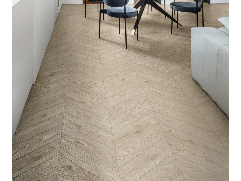 Płytki gresowe Marazzi Vivo efekt drewno w eleganckim salonie z dużymi przeszkleniami