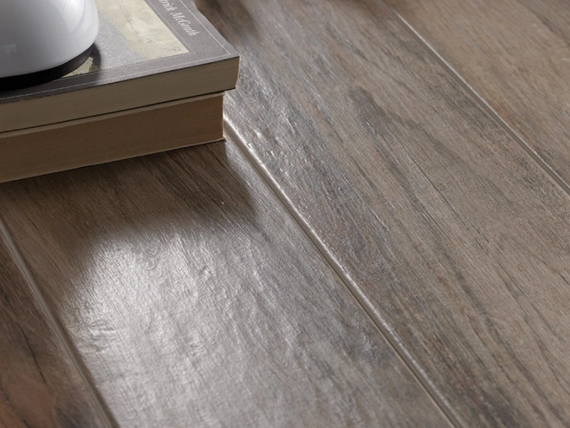 Płytki Marazzi Treverkmood efekt drewno w salonie z otwartą kuchnią