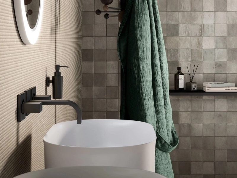 Płytki gresowe Marazzi Magnifica efekt marmur w eleganckim salonie z dużymi przeszkleniami