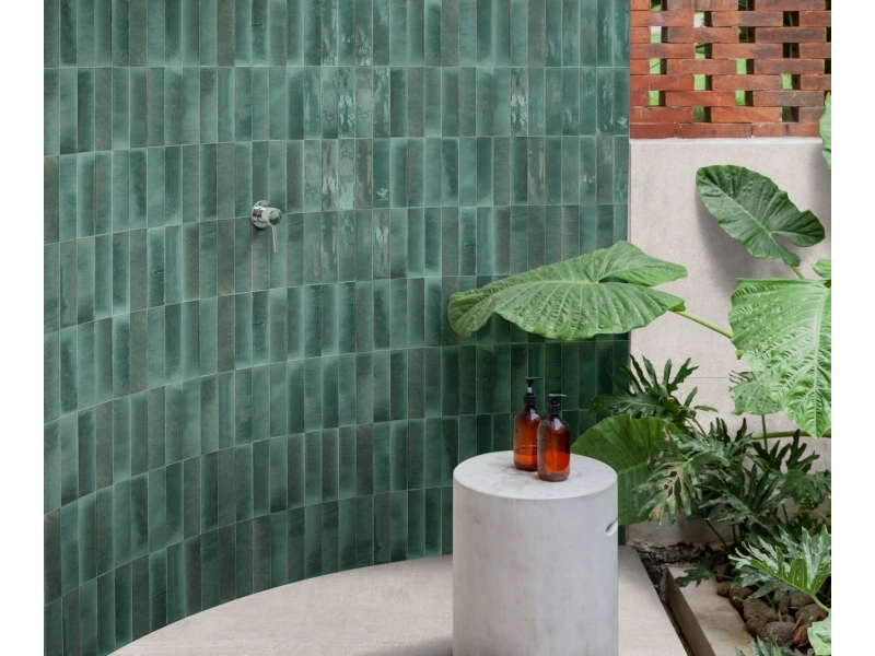 Gres porcelanowy Marazzi Lume cegła w salonie z betonowymi akcentami