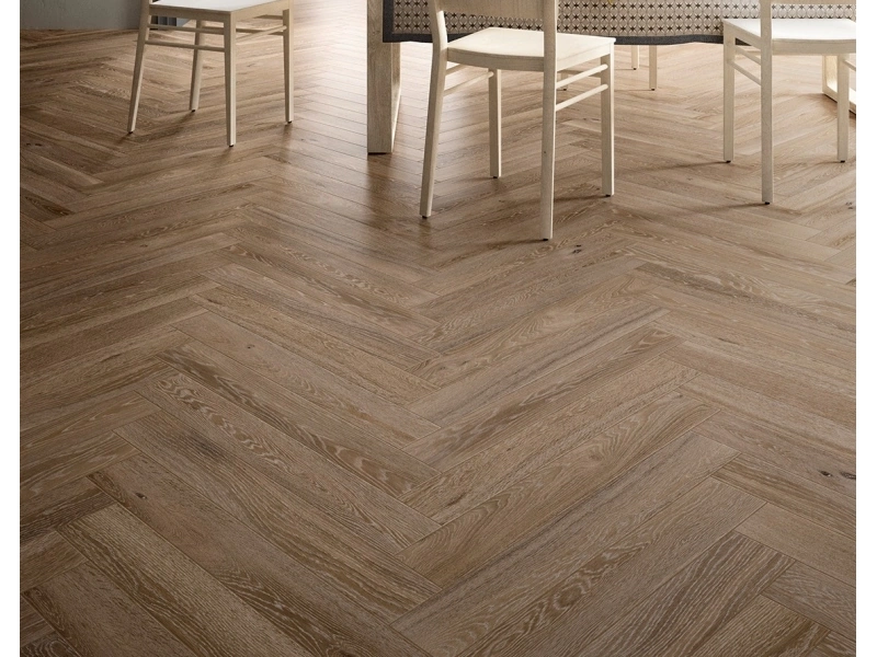 Płytki gresowe Marazzi Treverkcharme efekt drewno w nowoczesnym salonie z drewnianymi akcentami