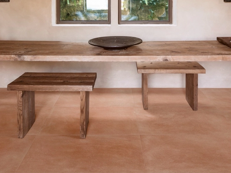 Płytki Marazzi Slow imitujące terakotę w salonie z dużym przeszkleniem