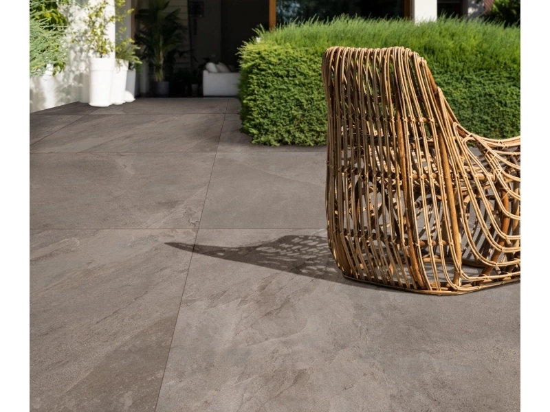 Płytki Marazzi Mystone Ardesia efekt kamień naturalny w nowoczesnym wnętrzu z dużymi formatami