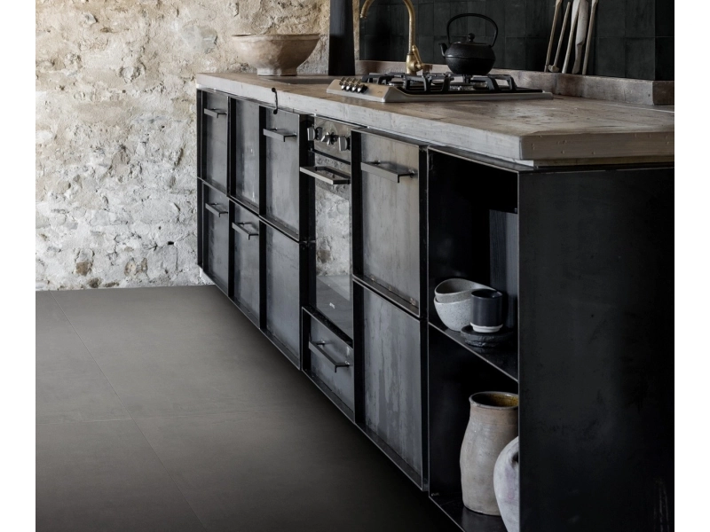 Marazzi Memoria – gres imitujący kolor w jasnym, przestronnym salonie