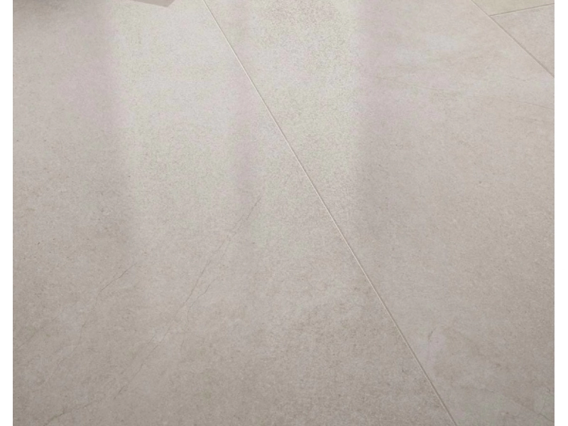 Płytki gresowe Marazzi Mystone Kashmir efekt kamień naturalny w eleganckim salonie z dużymi przeszkleniami