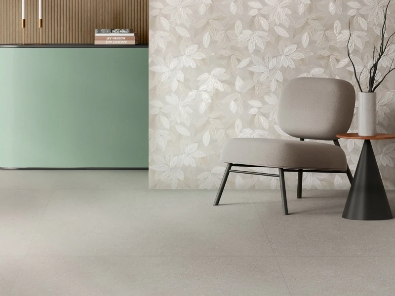 Wielkoformatowy gres Marazzi White Deco efekt kolor w salonie z kominkiem