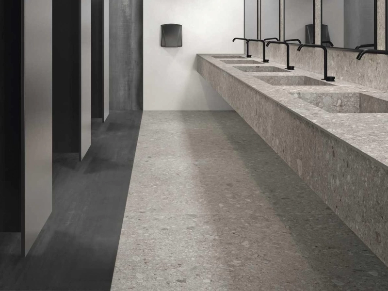 Wielkoformatowy gres Marazzi Grande Stone Look efekt kamień naturalny w salonie z naturalnymi materiałami