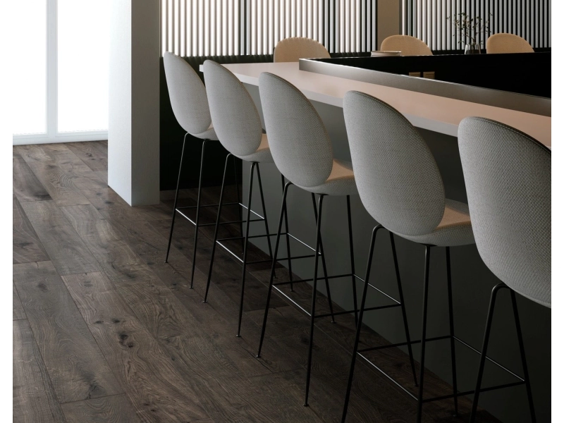 Płytki gresowe Marazzi Vero efekt drewno w salonie z wysokimi oknami
