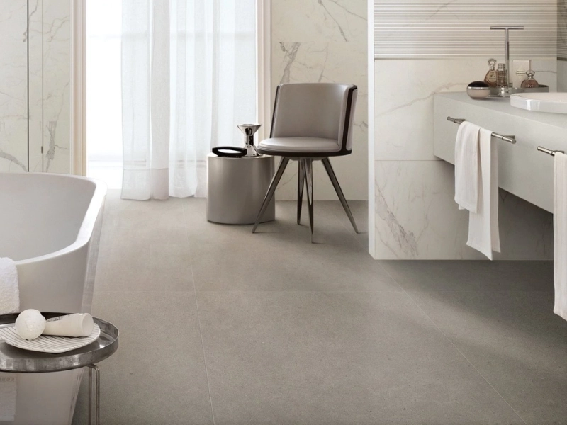 Marazzi Magnifica – gres imitujący marmur w jasnym salonie w stylu skandynawskim