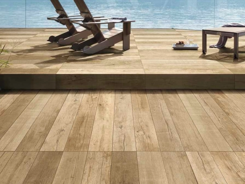 Gres Marazzi Treverkstage efekt drewno w nowoczesnym salonie