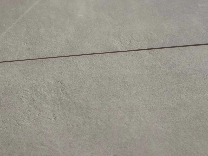 Marazzi Plaster – gres imitujący beton w jasnym, przestronnym salonie