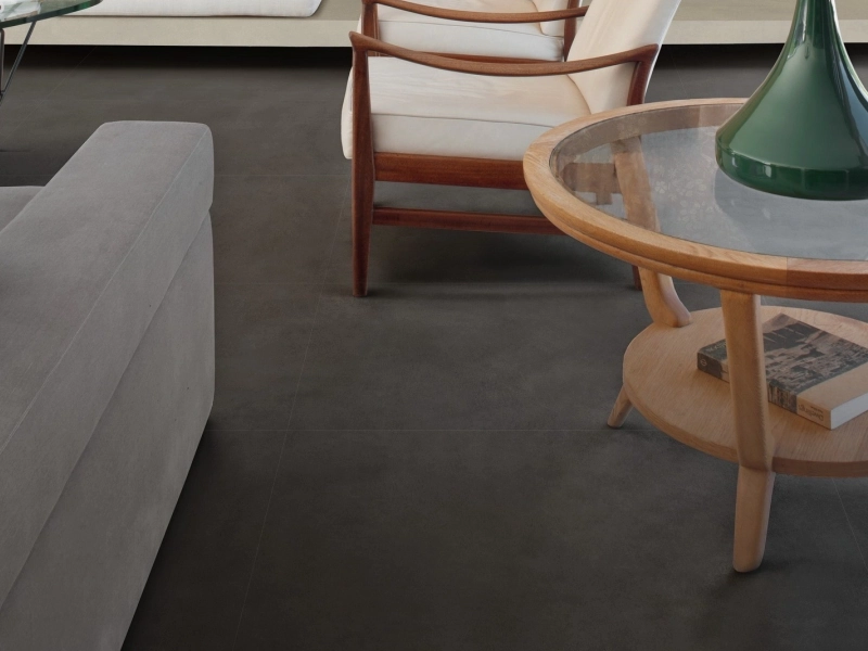 Płytki Marazzi Poster efekt kolor w salonie z otwartą kuchnią