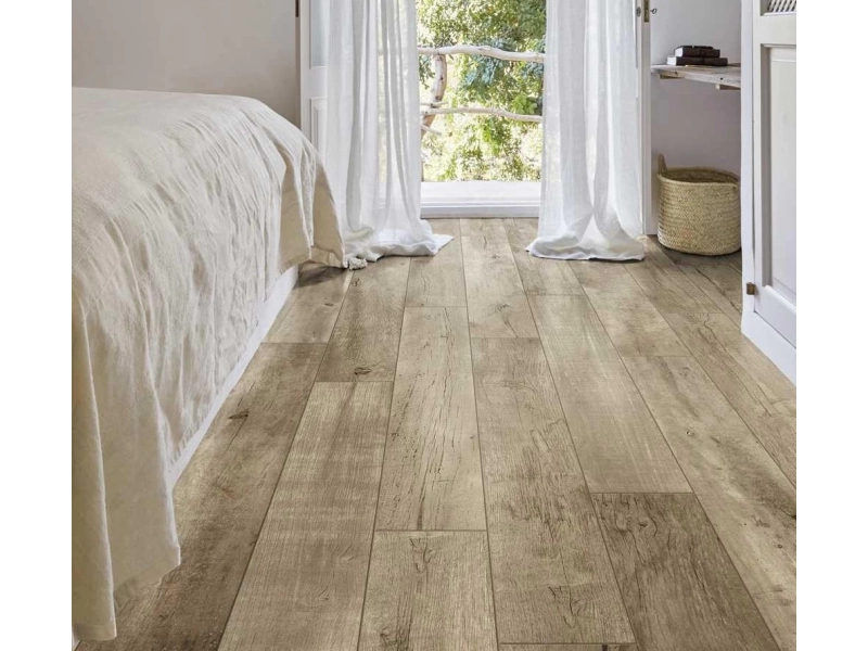 Wielkoformatowy gres Marazzi Treverkstage efekt drewno w salonie z kominkiem