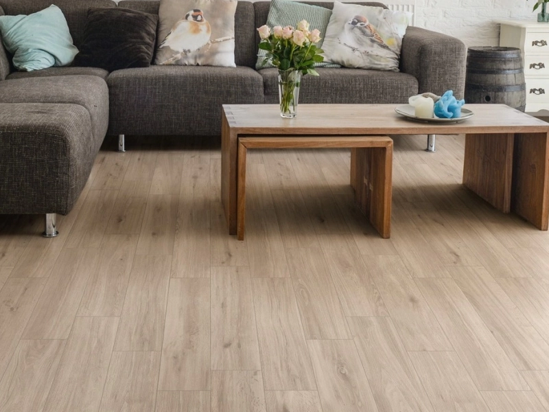 Gres Marazzi Homy efekt drewno w nowoczesnym salonie