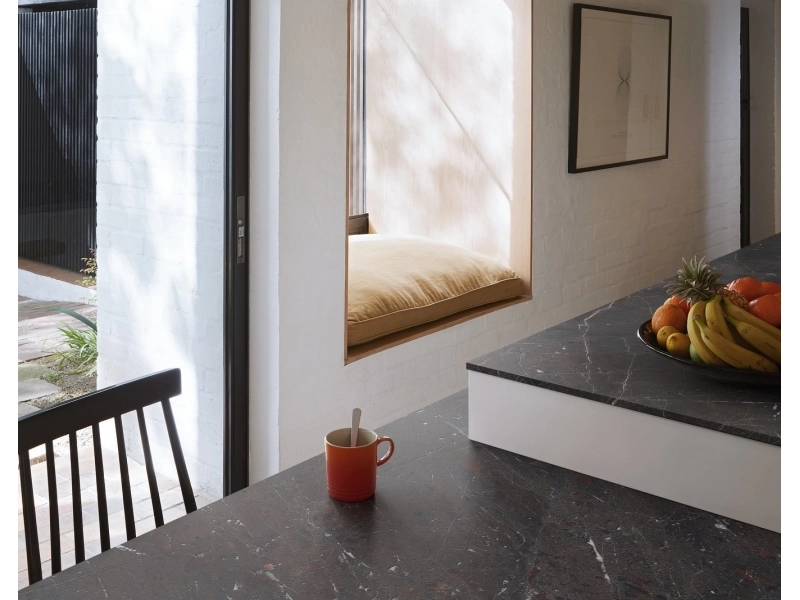 Płytki Marazzi Grande Stone Look imitujące kamień naturalny w eleganckim holu i salonie